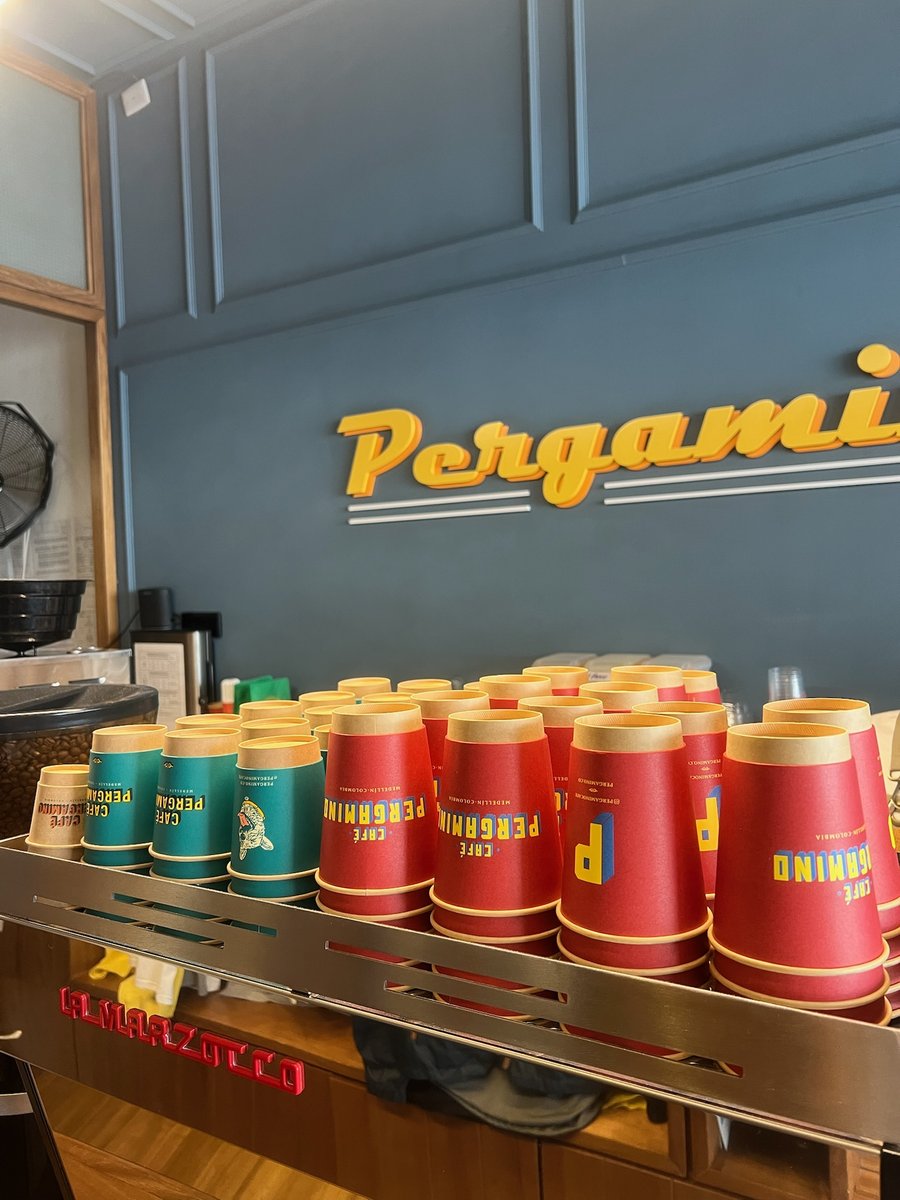 Pergamino — vasos rojos
